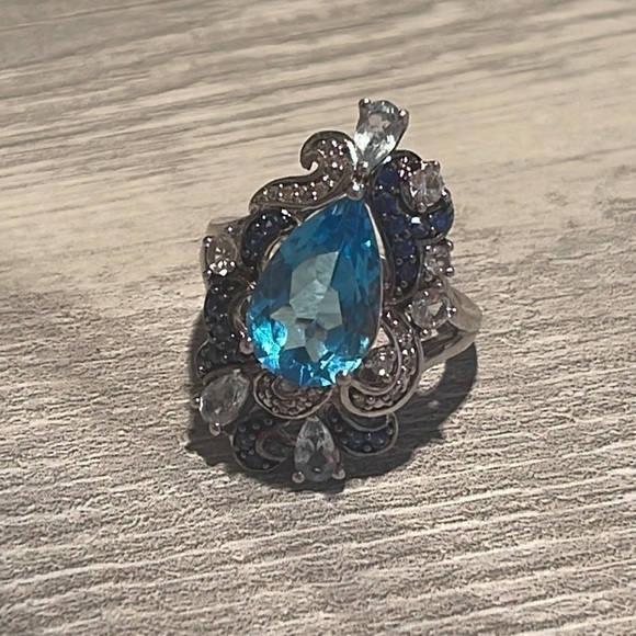 Gorgeous Silver Topaz Cocktail Ring. - Picture 5 of 6
